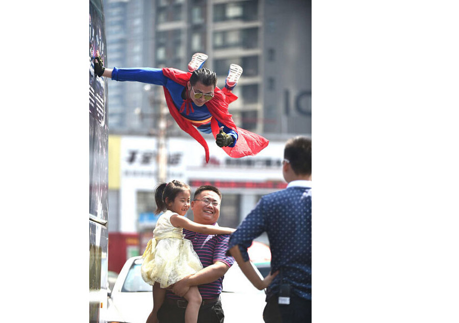 Magic show of 'Levitating Superman' stuns people in Luoyang