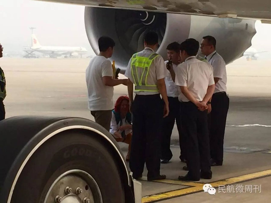 Couple detained for sitting on runway, blocking flight in Beijing