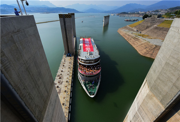 World's largest shiplift completes China's Three Gorges project