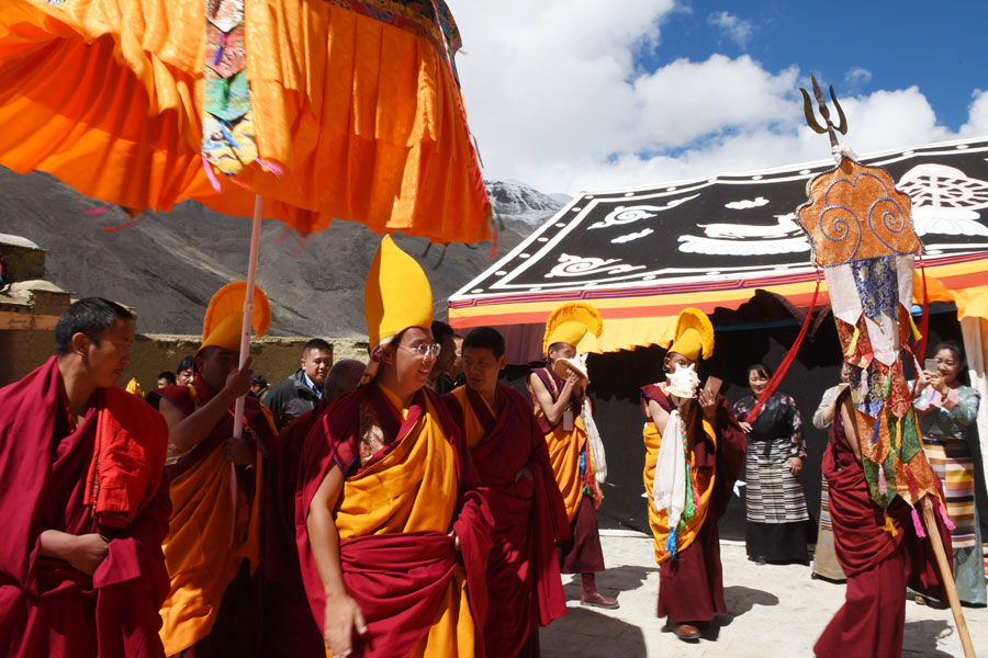 Panchen Lama prayers at foot of Qomolangma