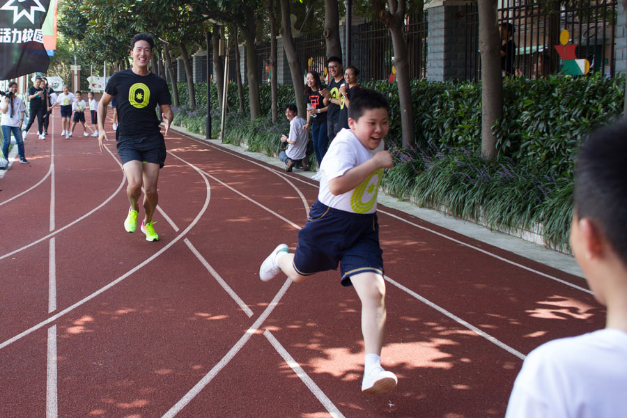 'Flying man' Liu Xiang encourages more students to do daily exercises