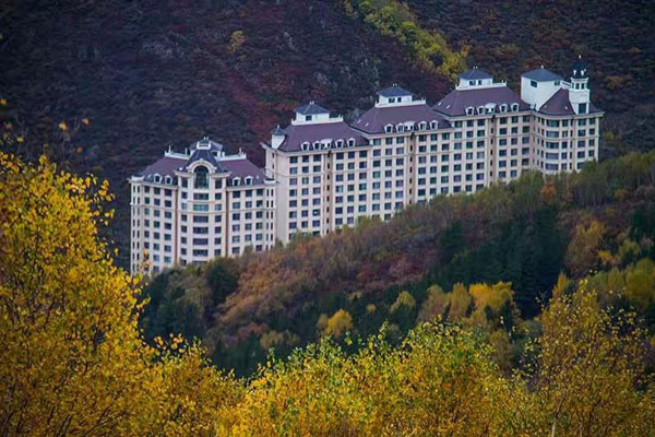 Picturesque Chongli bursts into autumn colors