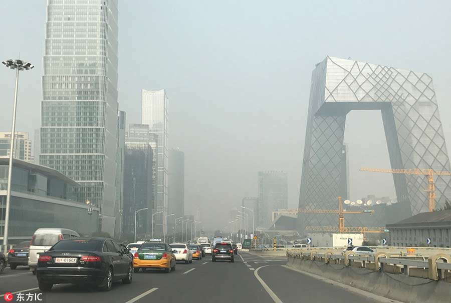 Heavy smog hits Beijing