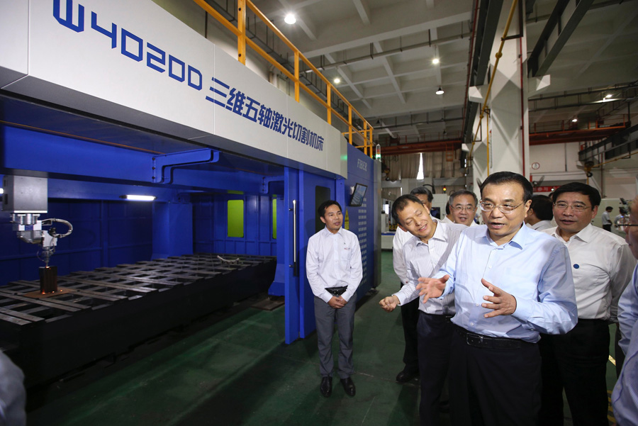 Premier Li visits companies in Dongguan