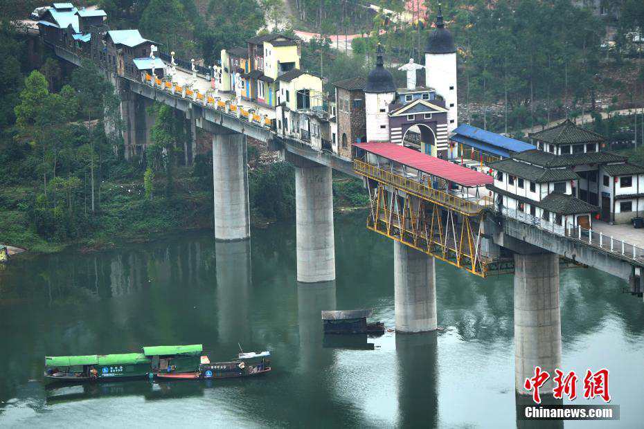 Chongqing bridge integrates Chinese and Western architecture