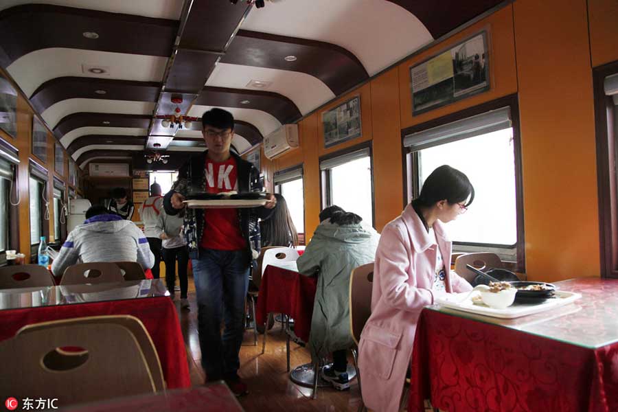 College students in E China enjoy meals in train-turned-canteen