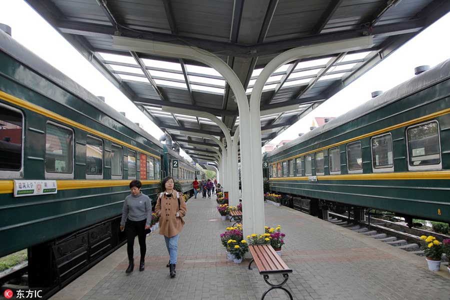 College students in E China enjoy meals in train-turned-canteen