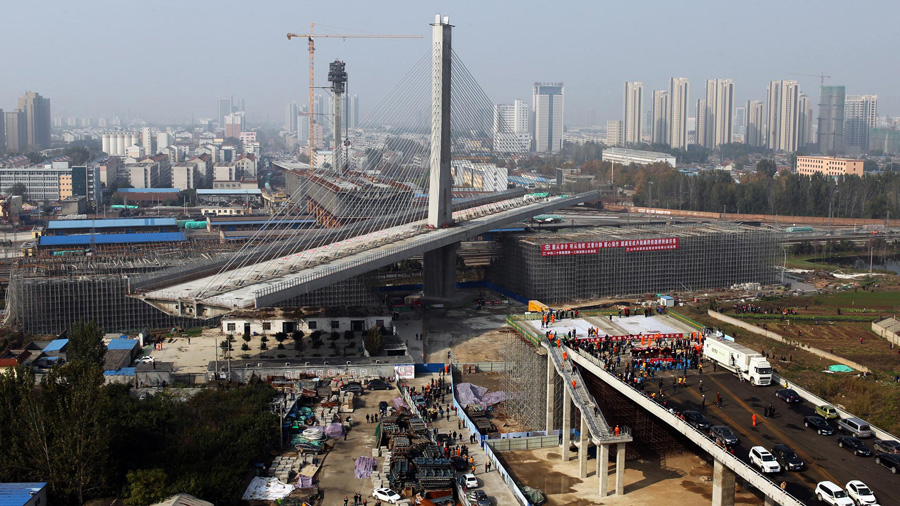 Overhead bridge rotated in E China