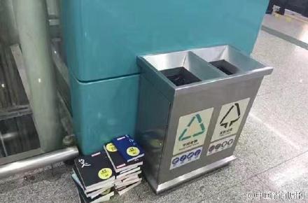 Hidden books on Chinese subways met with mixed response