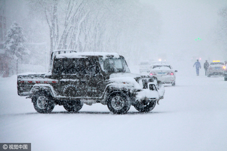 Heavy snowstorm blankets Altay in Xinjiang