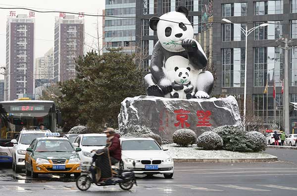 First snow turns Beijing white and beautiful