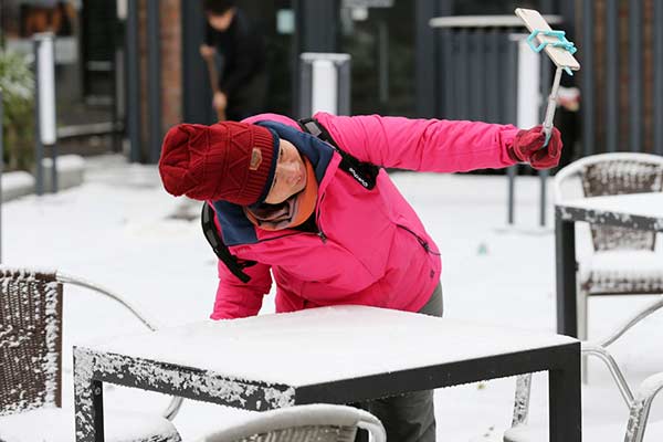 First snow turns Beijing white and beautiful