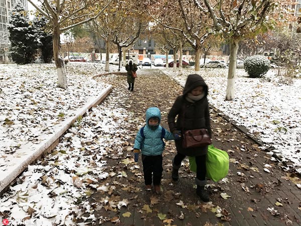 First snow turns Beijing white and beautiful