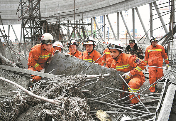 Collapse kills more than 70 workers