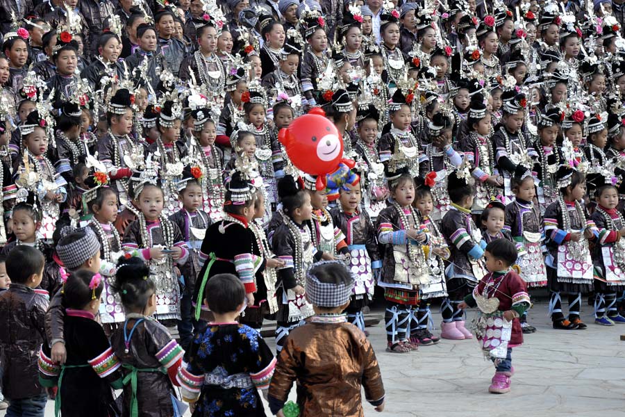 1,000 perform Grand Song of Dong in Guizhou