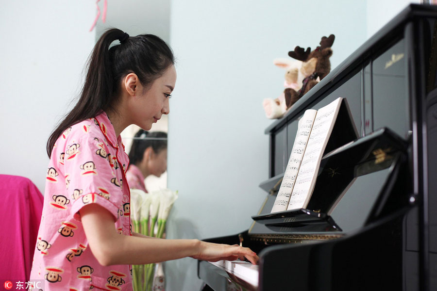 World's most beautiful stewardess: Serving passengers with smile