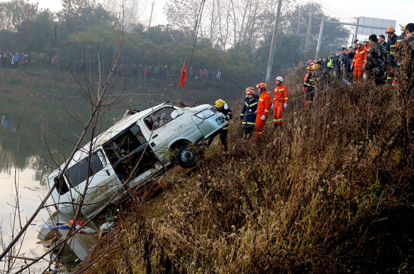 18 workers killed when overloaded minibus plunges into roadside lake