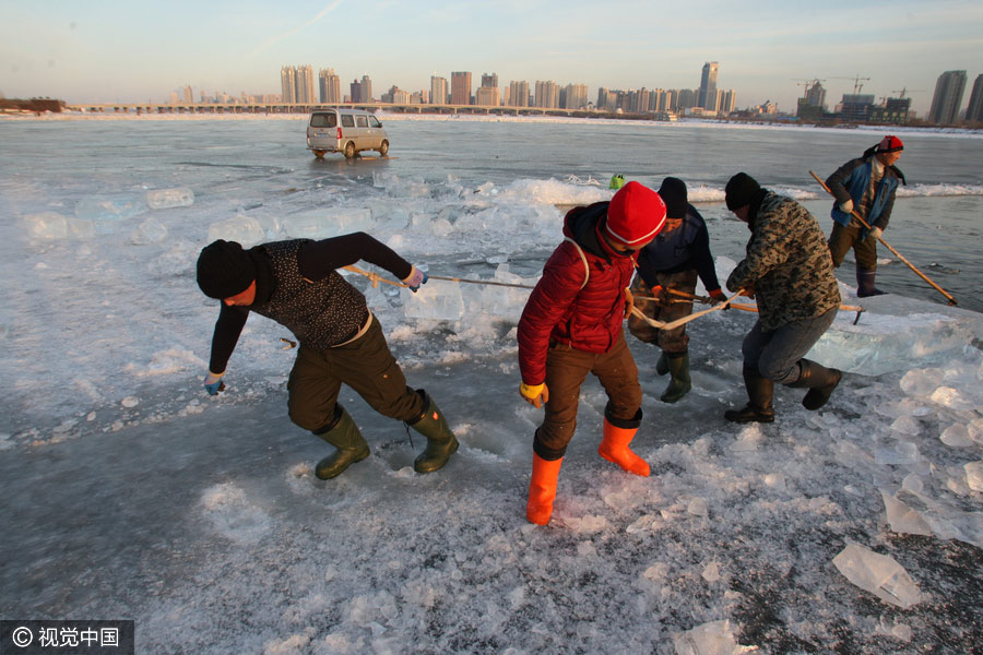 People perform ice-collection folk arts in NE China