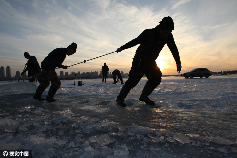 People perform ice-collection folk arts in NE China