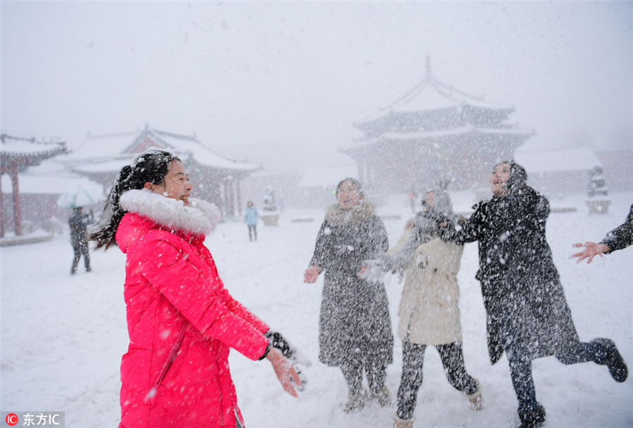 Winter brings fun, snowball fights to imperial palace