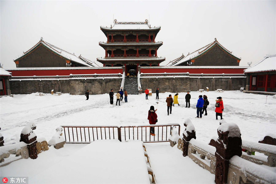 Winter brings fun, snowball fights to imperial palace