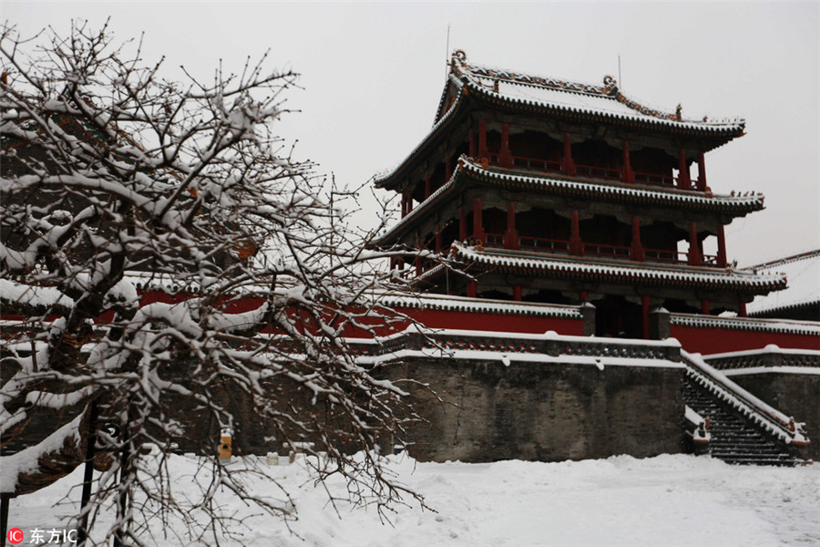 Winter brings fun, snowball fights to imperial palace