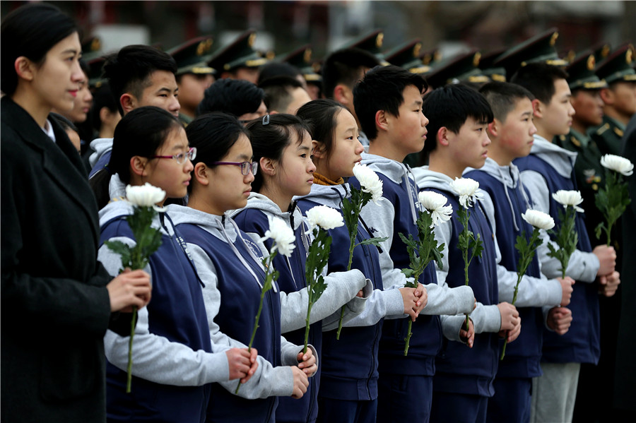 Thousands pay tribute to victims of Nanjing Massacre