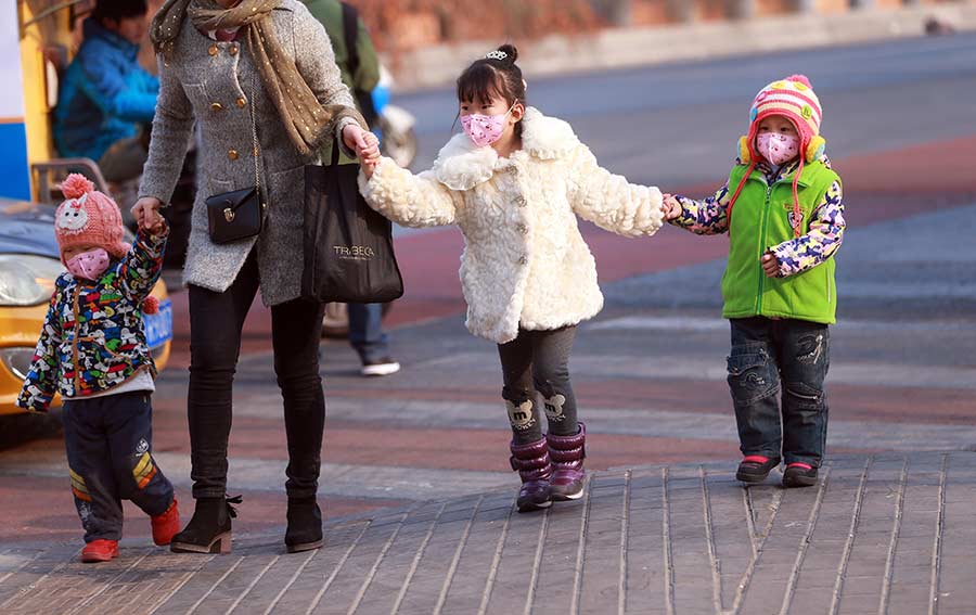 Severe smog envelops Beijing