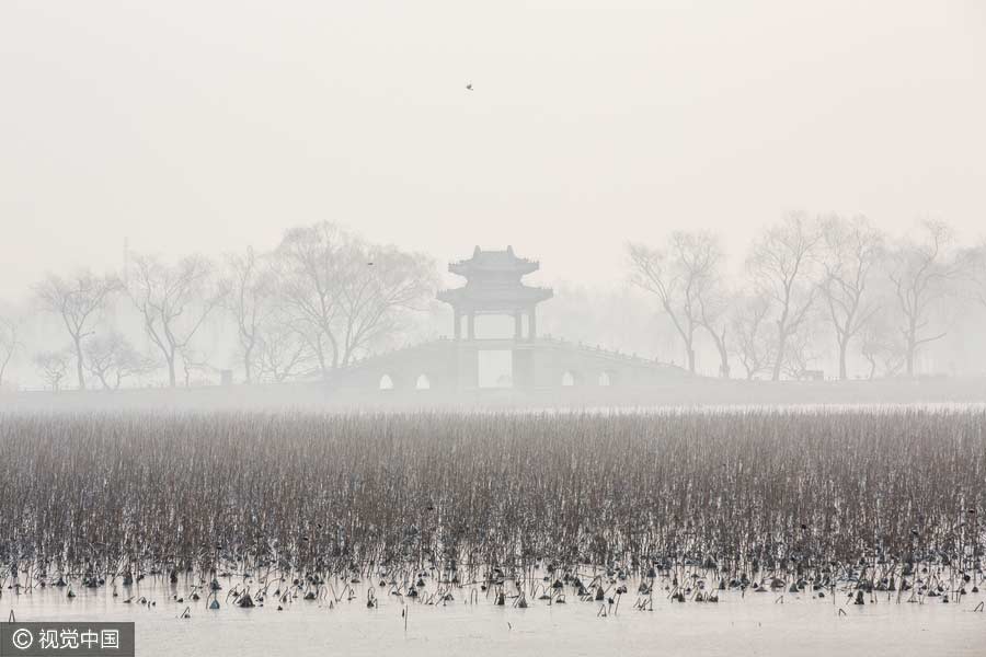 Severe smog envelops Beijing