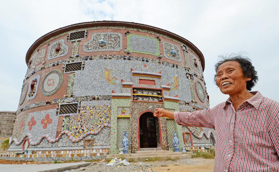 Octogenarian builds porcelain palace in East China