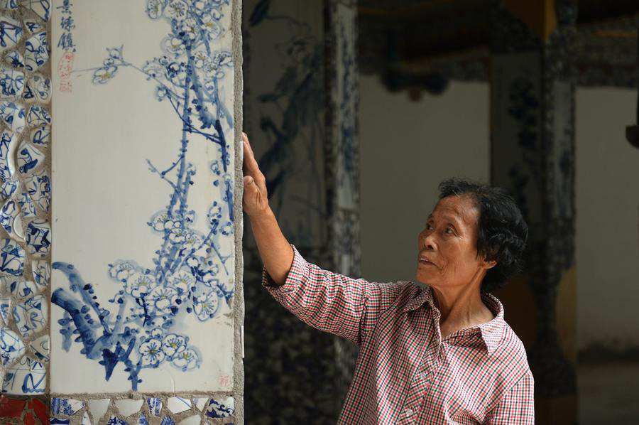 Octogenarian builds porcelain palace in East China