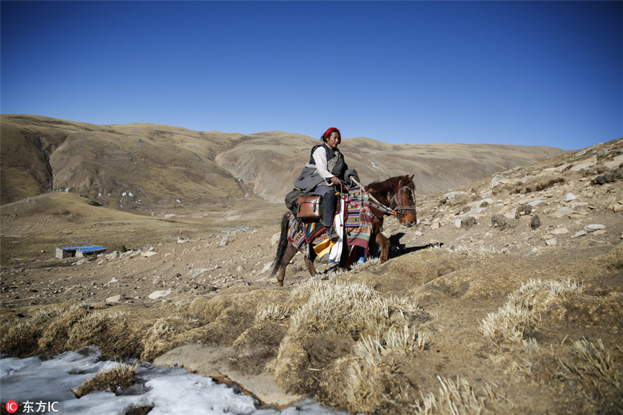 Doctor travels by horse to treat Tibetan villagers for 24 years