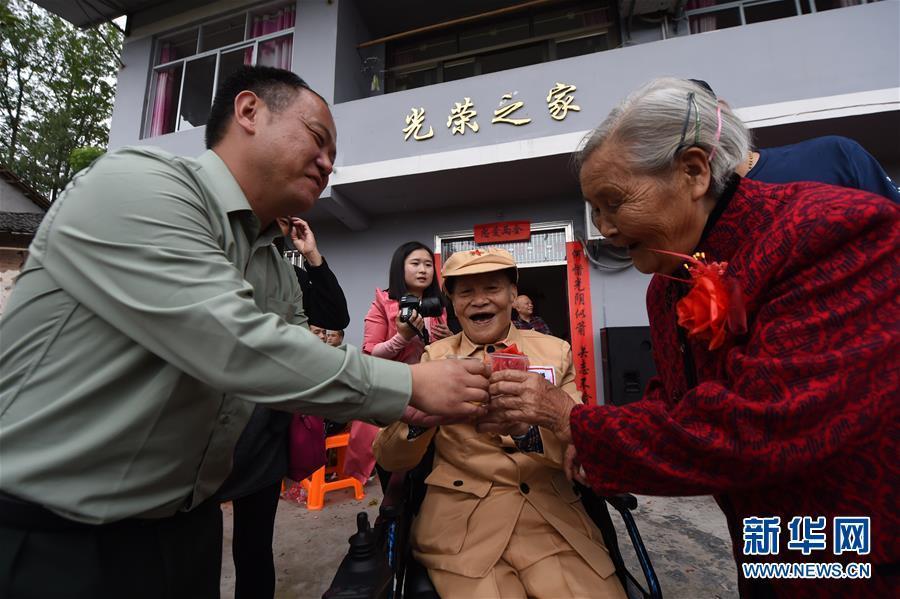 Tears and smiles: Ordinary lives of Chinese people in 2016