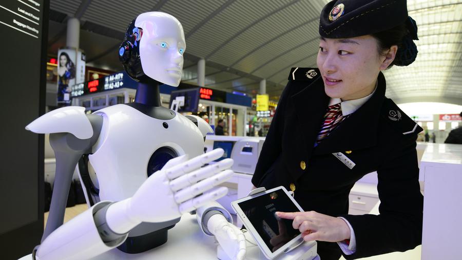 Intelligent robots offer information services in East China
