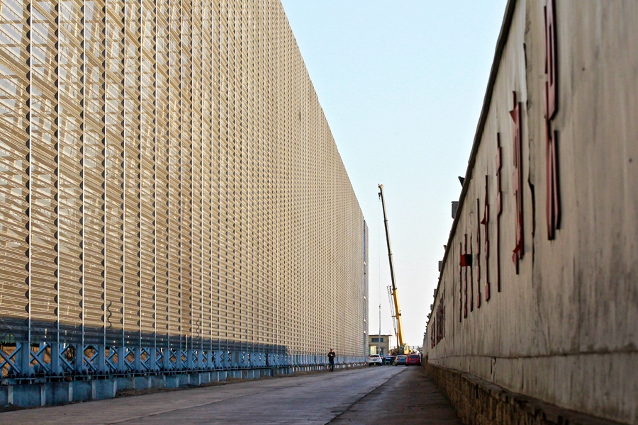 World's longest dust screen group being built in N China