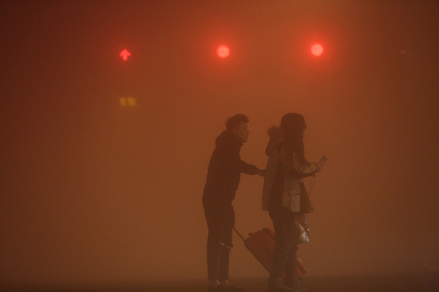 Heavy smog continues to choke Chinese cities