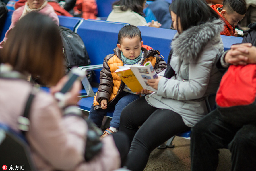 Spring Festival travel: Children head home