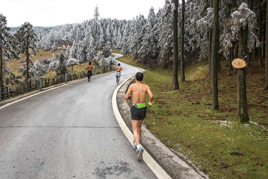 Runners brace against the chill at Chongqing marathon