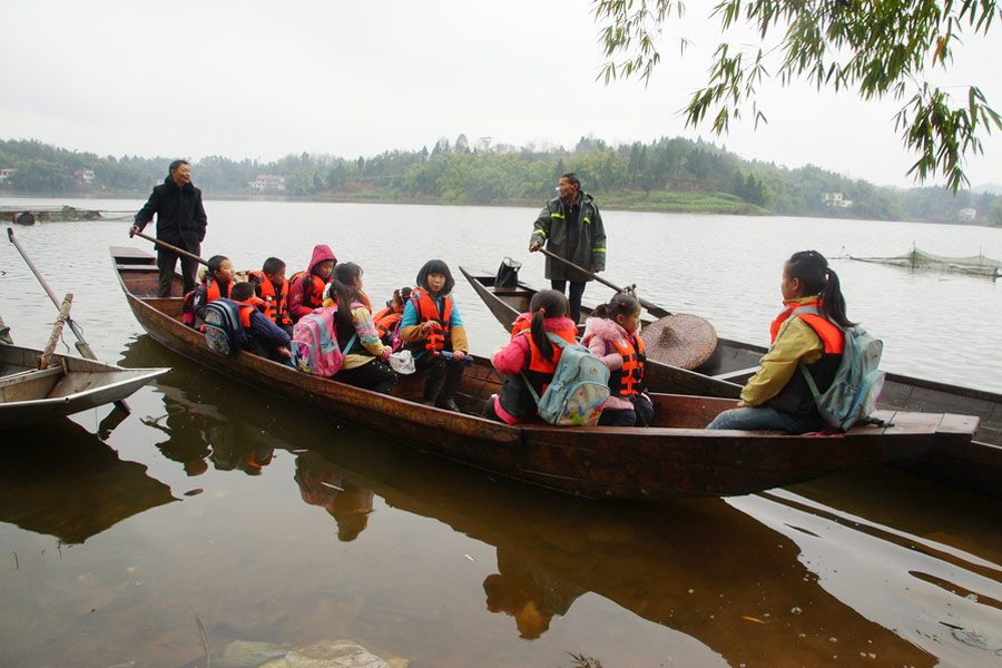 School commute: Teacher takes students by boat for 10 years