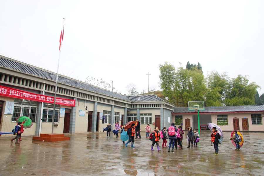 School commute: Teacher takes students by boat for 10 years