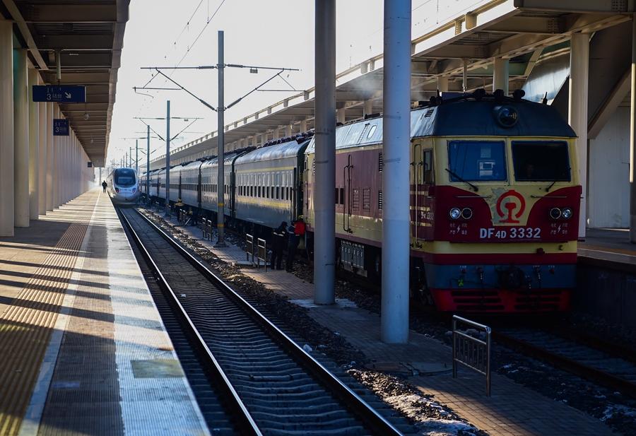 A train of the past: Coal burning, 82 stops and 2.5 yuan tickets