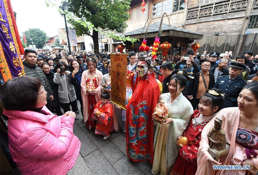 Performers take part in celebration to welcome 'caishen'