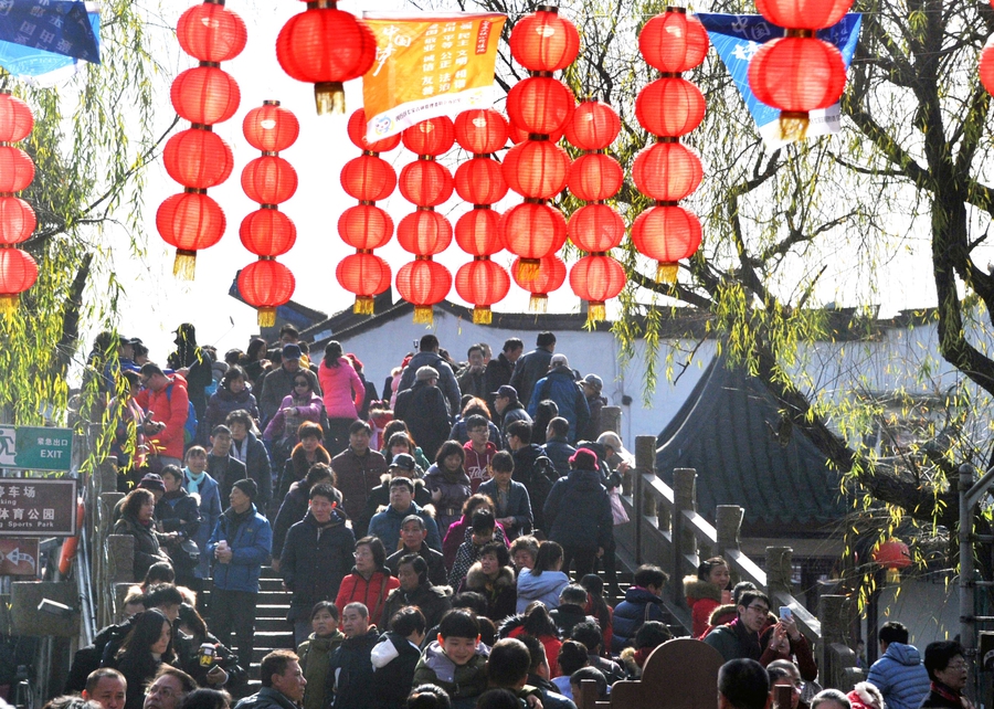 Massive crowds take over scenic spots across China during Spring Festival