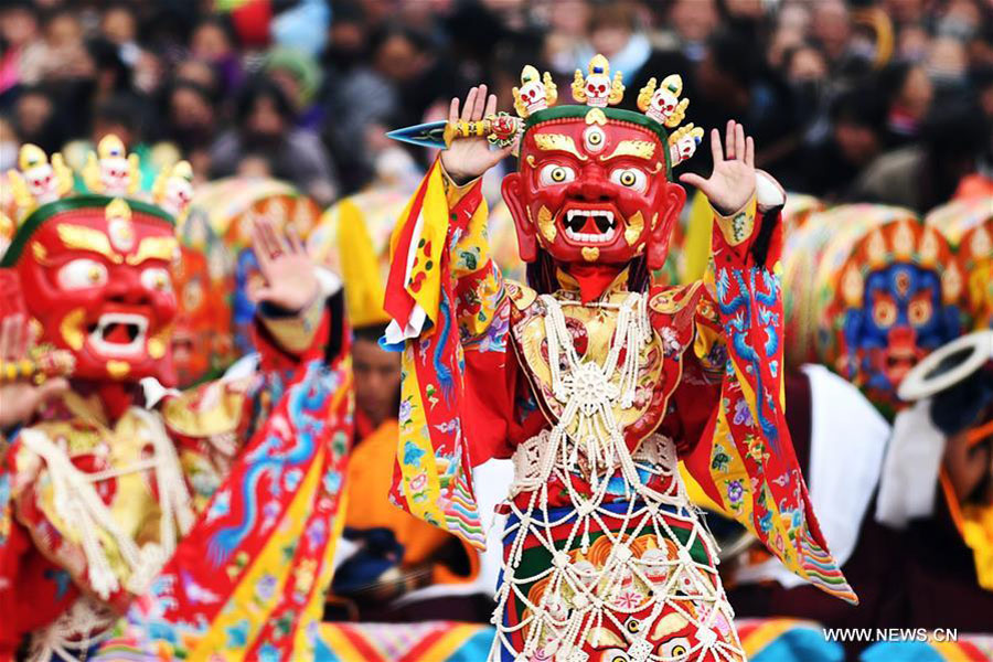Lamas perform religious dance in NW China to pray for good year
