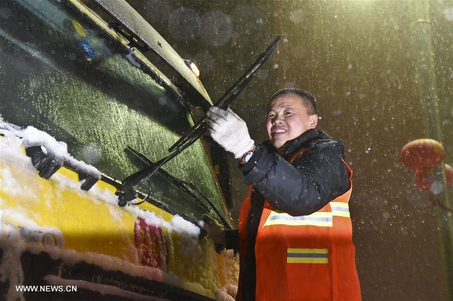 Heavy snow disrupts life in Urumqi