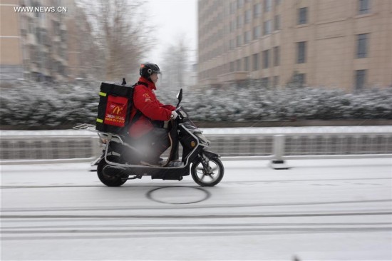 Snow in North China disrupts traffic, flights