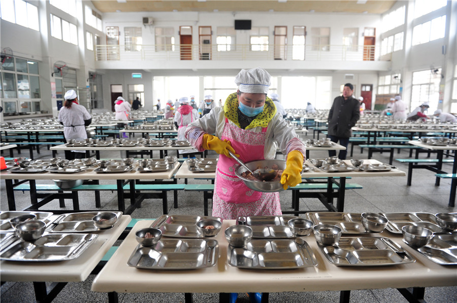 1,000 students in Central China share silent dinner together