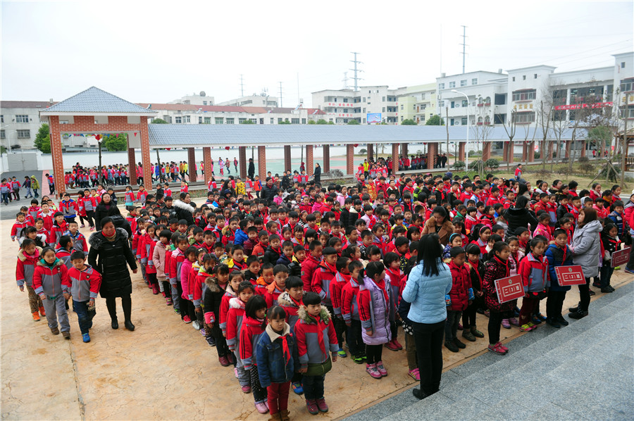 1,000 students in Central China share silent dinner together