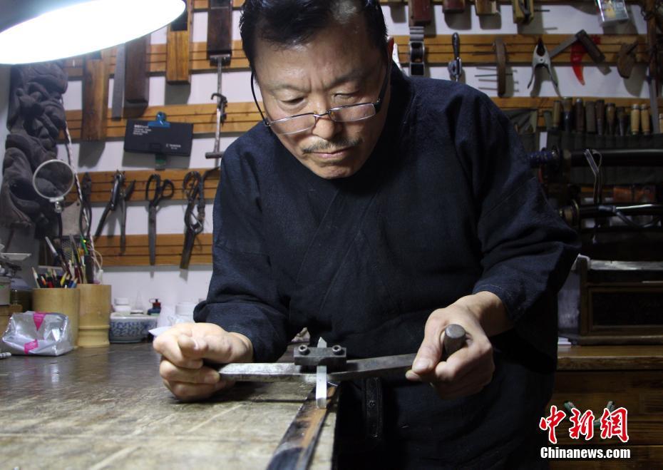 'Weapon doctor' restores 500 ancient swords