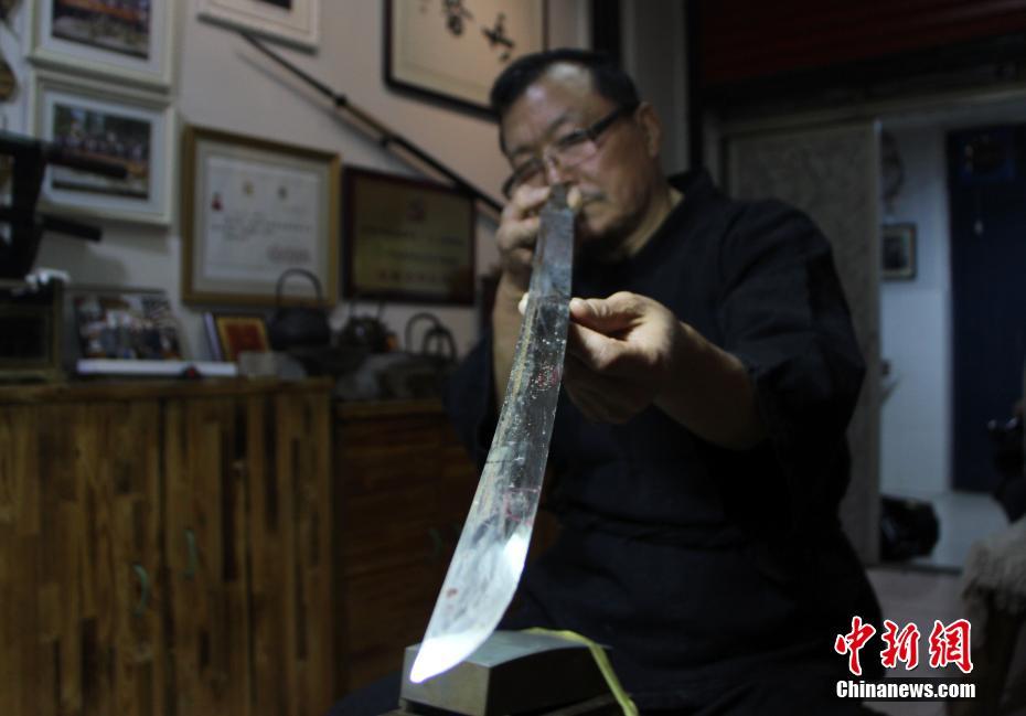 'Weapon doctor' restores 500 ancient swords